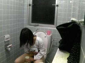 給食センターで働くおばさんのトイレ盗撮 尿検査採取映像2　38人　サンプル画像03